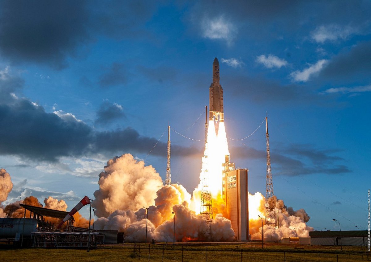 Ariane 5 s'envole pour la première fois de 2021. Belle soirée en Guyane ! Crédits ESA/CNES/Arianespace/CSG/P.Piron