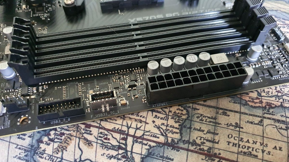 Les quatre ports DIMM DDR4 à proximité du connecteur d&#039;alimentation ATX 24 broches de la carte mère © Nerces