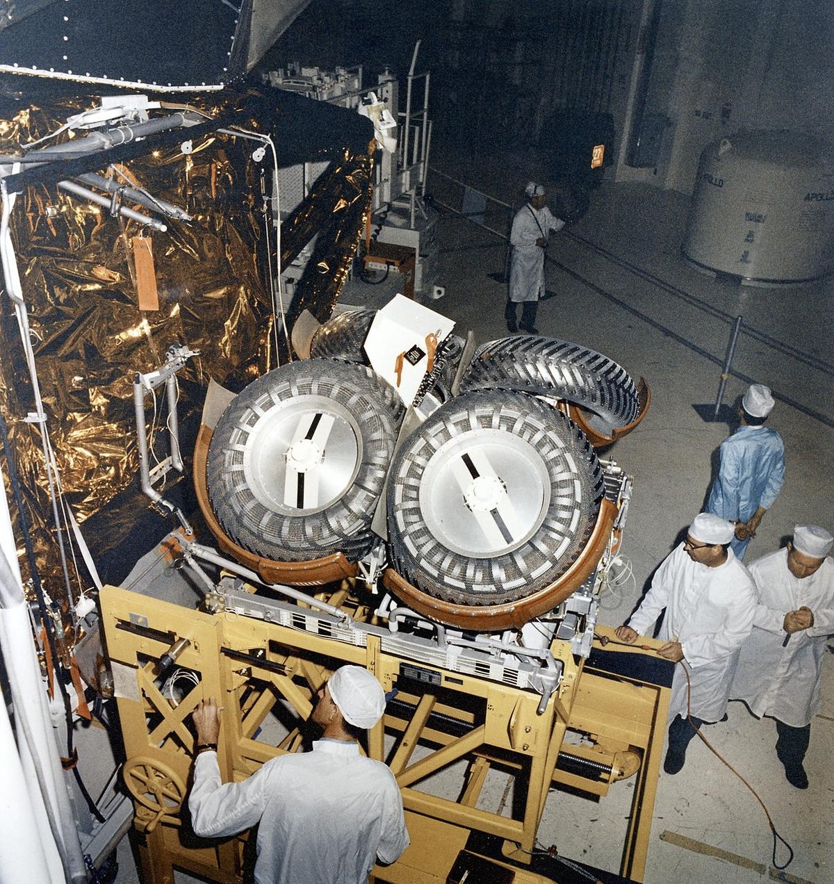 Le LRV une fois replié, juste avant un dernier pan sur les flancs du module lunaire. Un compromis à faire entre gain de place et praticité... Crédits NASA
