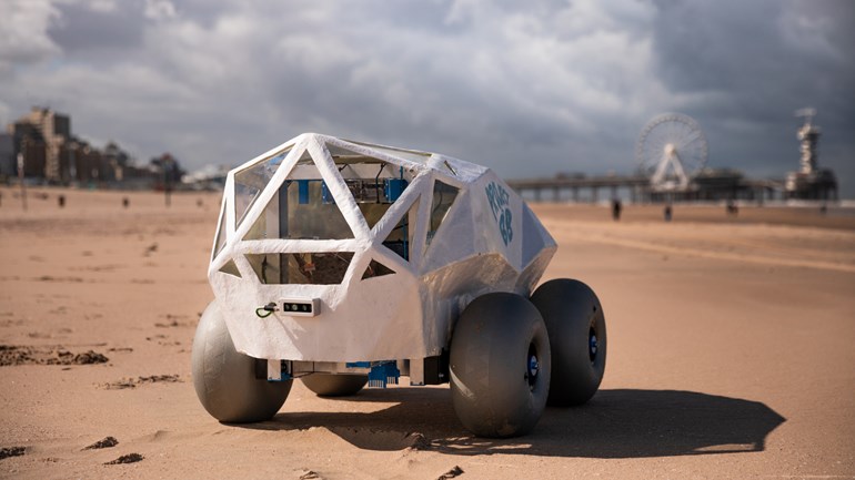 La start-up néerlandaise TechTics a développé un robot autonome qui ramasse les mégots de cigarettes sur les plages