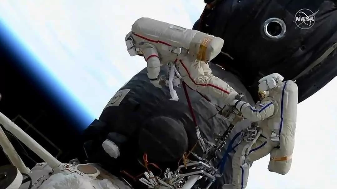Soyouz MS-09 sortie examen trou ISS 2 © NASA TV