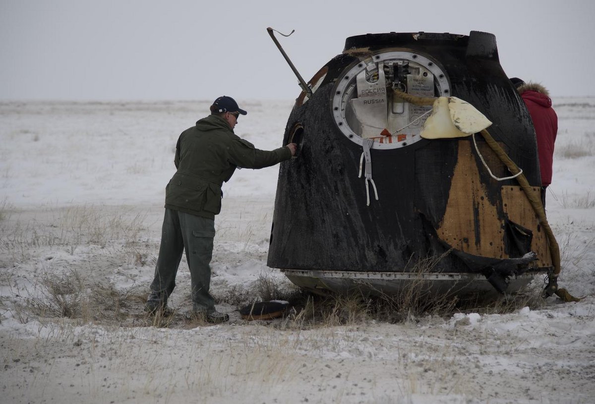 Le module de descente de Soyouz MS-09 après son atterrissage au Kazakhstan en décembre. Crédits NASA/B. Ingalls