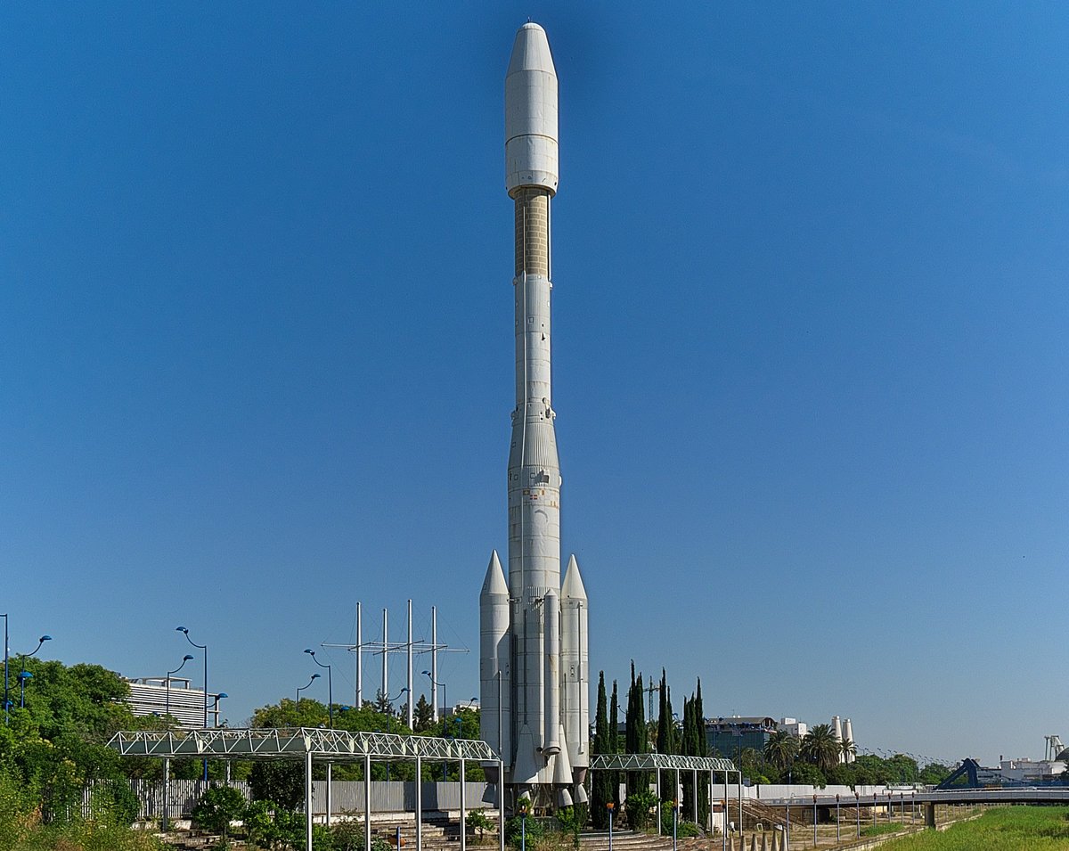 Au sommet de cette Ariane 44LP, exposée à Séville en Espagne, on distingue très nettement la séparation entre le SPELDA et la coiffe, plus longue, qui le surplombe. Source: Wikimedia