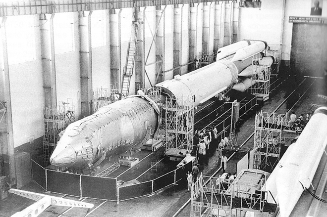 La préparation de Saliout-2 à Baïkonour. Aux limites de Proton... Crédits URSS via Kosmonavtika.com