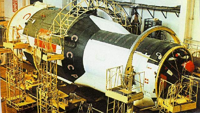 Saliout-3 (type Almaz) en préparation. Elle possédait 3 panneaux solaires, repliés sur le compartiment principal. Crédits URSS