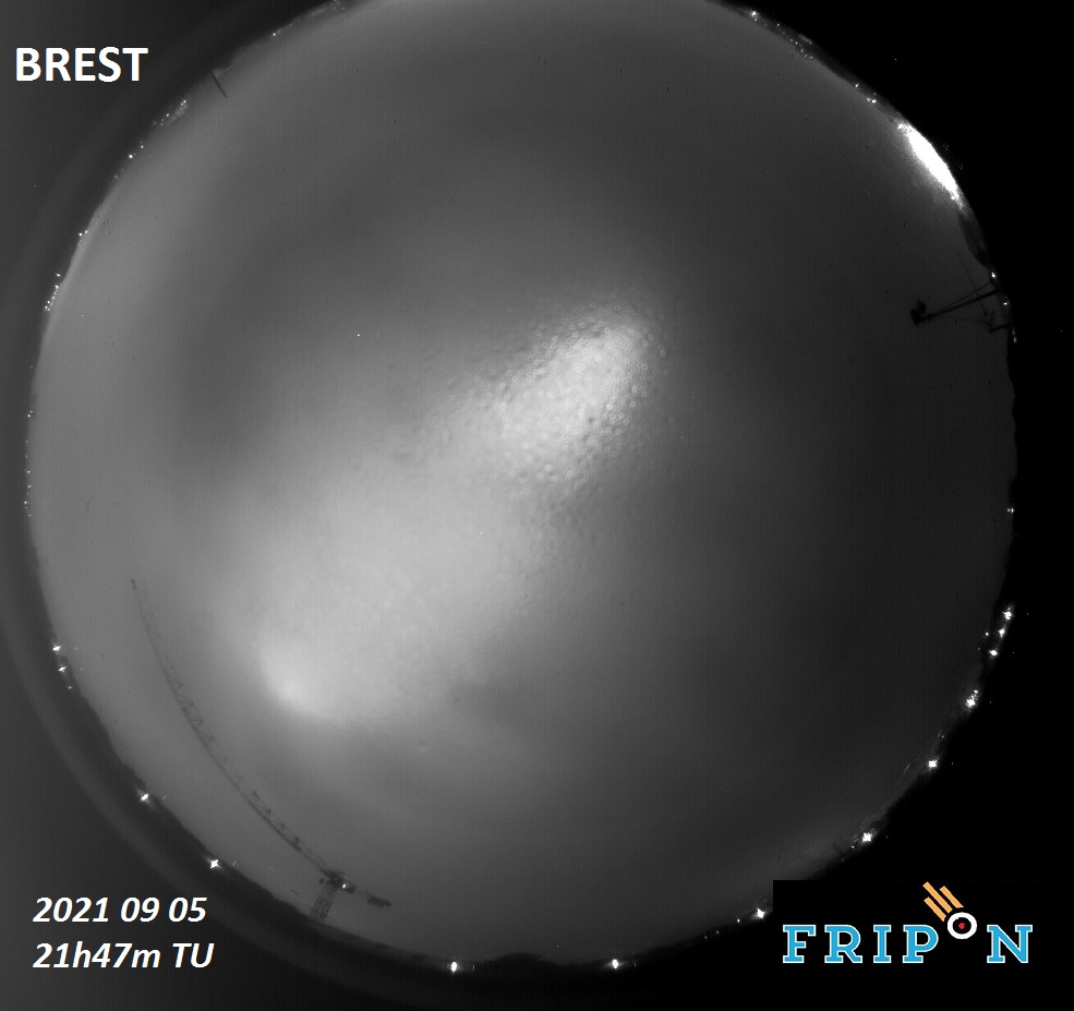Malgré les nuages, le météore a été très bien détecté par la caméra FRIPON de Brest. Crédits : Vigie Ciel.