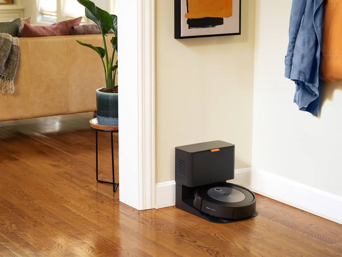 iRobot Roomba j7+ © iRobot