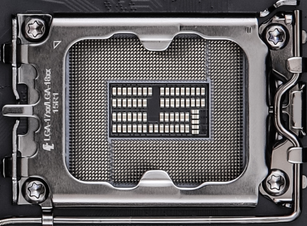 Le socket LGA 1700 / LGA 1800 d'Intel pour les processeurs de 12e et 13e génération se montre