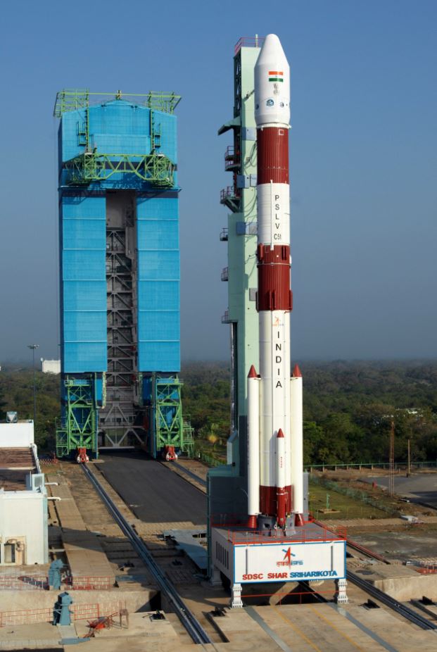 Sur le First Launch Pad, c&#039;est le portique d&#039;assemblage qui recule. Crédits ISRO