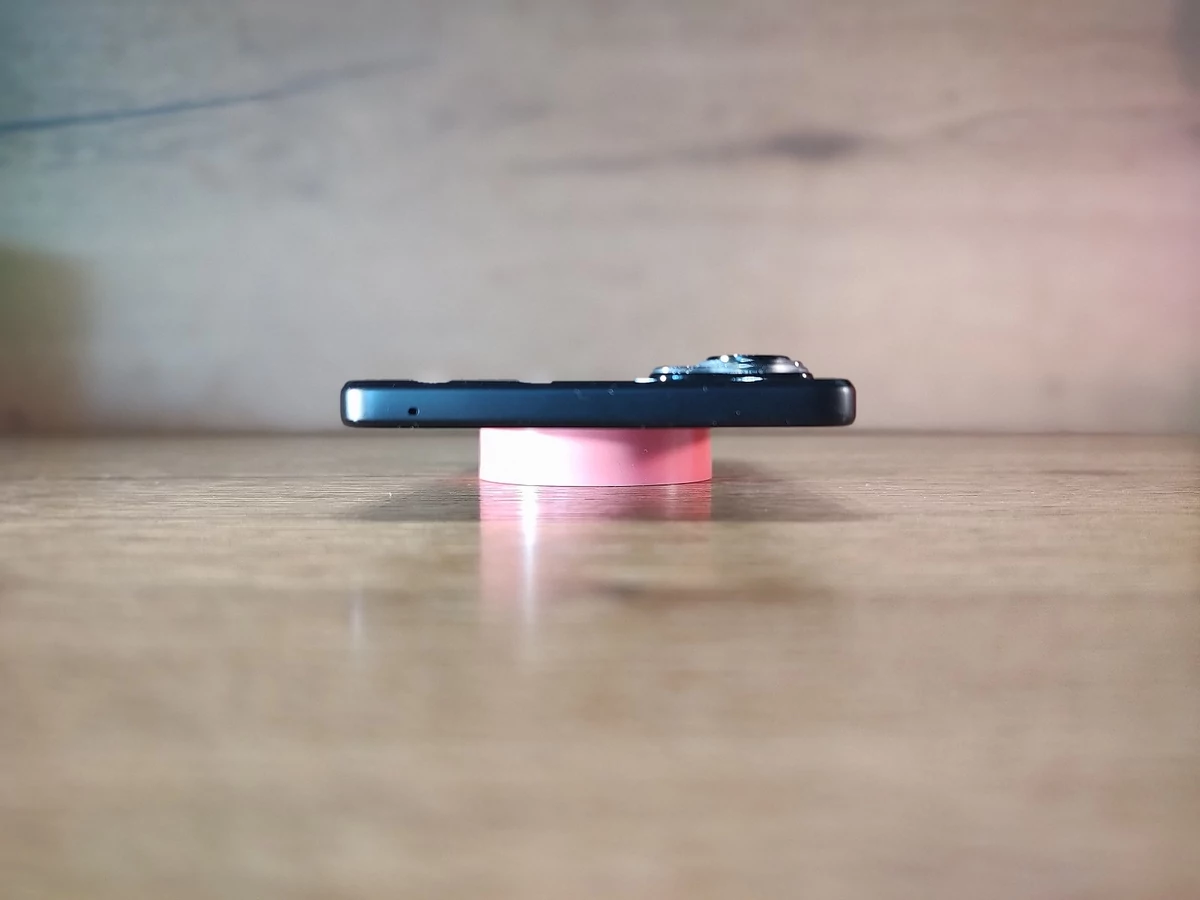 Motorola edge 20 tranche haut © © Christelle Perret pour Clubic