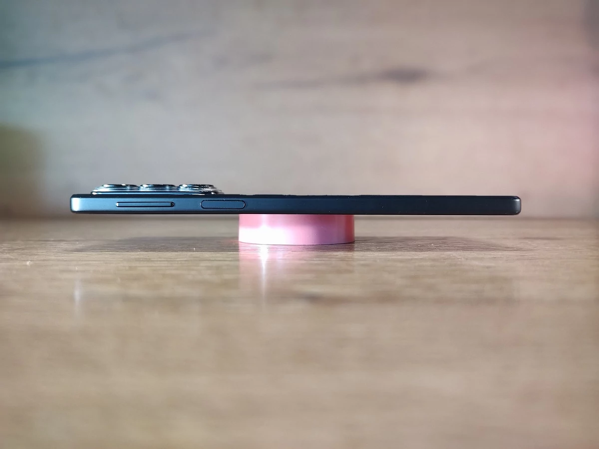 Motorola edge 20 tranche droite © © Christelle Perret pour Clubic