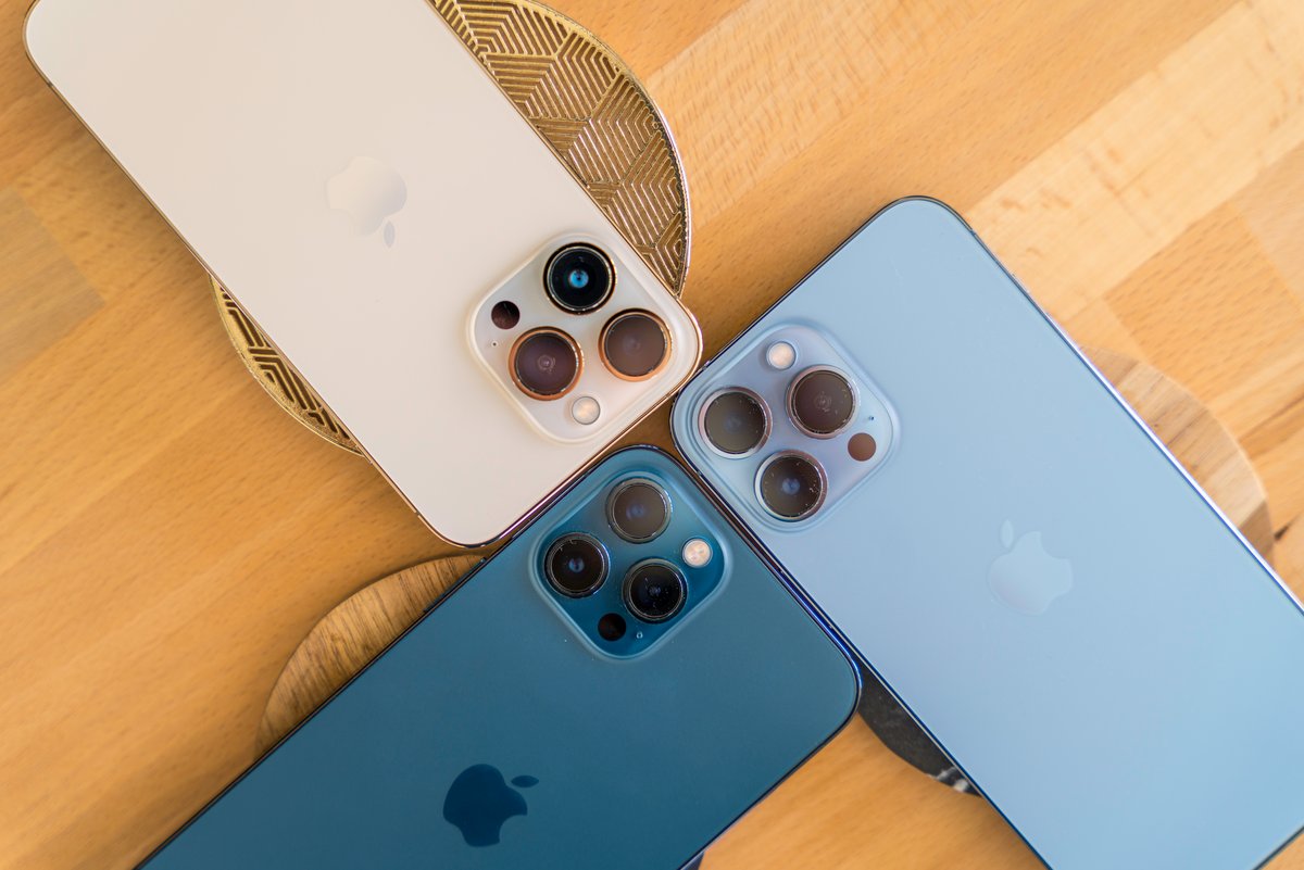 L'iPhone 13 Pro (en doré), l'iPhone 13 Pro Max (en bleu ciel) et l'iPhone 12 Pro Max (en bleu marine) © Pierre Crochart pour Clubic