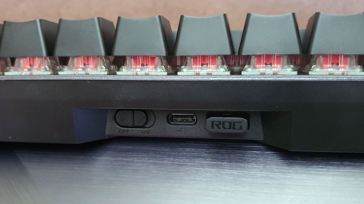Le minuscule dongle USB-A RF 2,4 GHz est aimanté pour se ranger aisément à l&#039;avant du clavier © Nerces