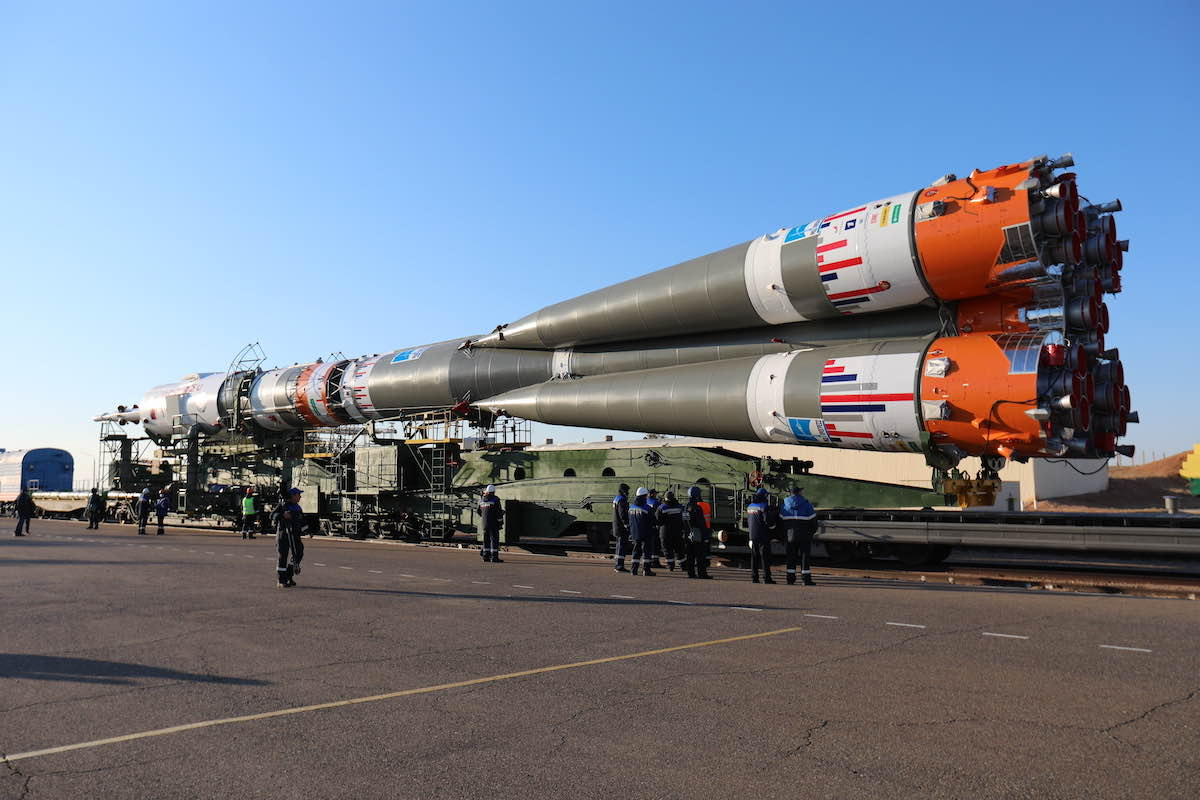 La fusée en route pour son site de lancement. A l&#039;exception de l&#039;équipage, c&#039;est un lancement de Soyouz comme un autre ! Crédits Roscosmos