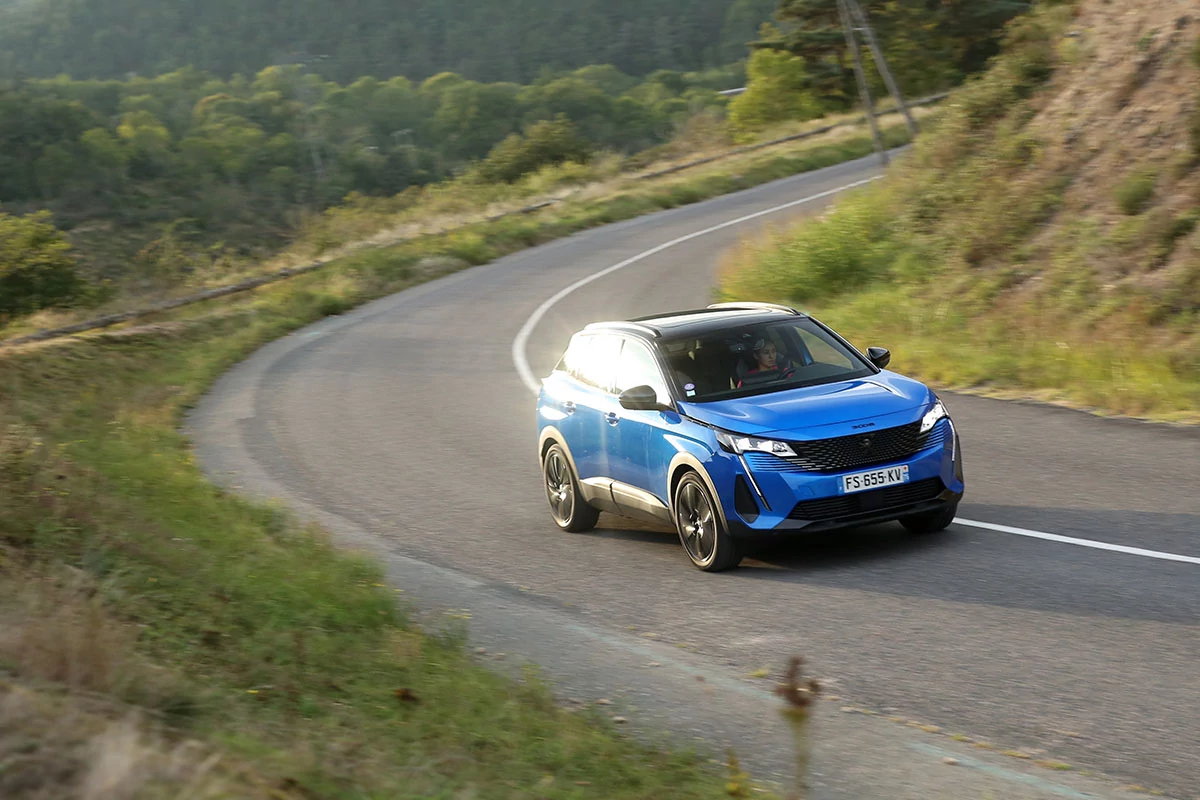 Essai-Peugeot-3008-HYbrid-225 © Soufyane Benhammouda pour Clubic