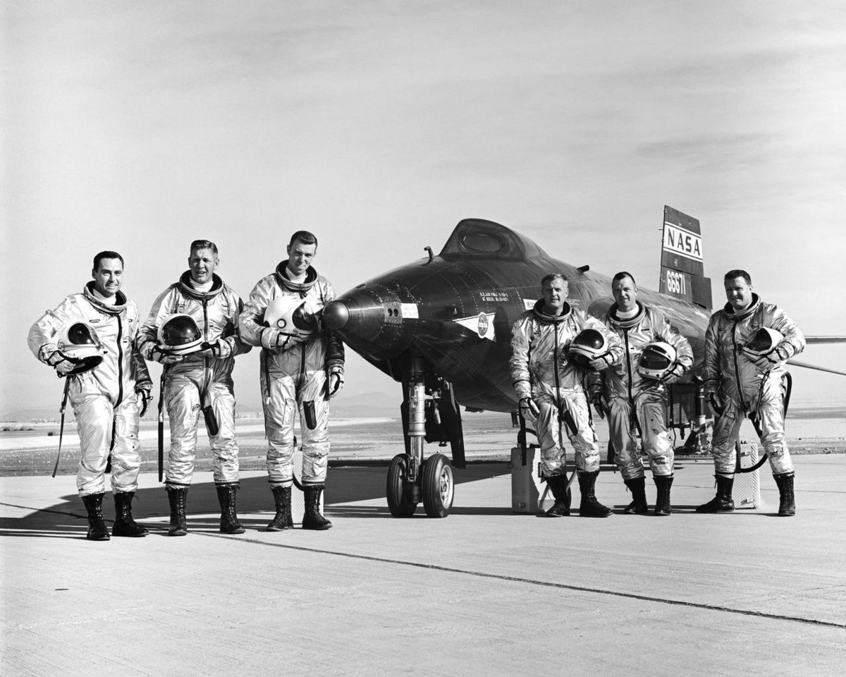 Les équipages du X-15 actifs en 1965. On voit bien le cokpit optimisé pour les très hautes vitesses. Crédits NASA