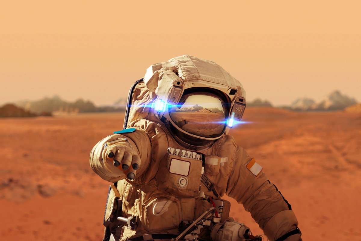 Astronaute desert