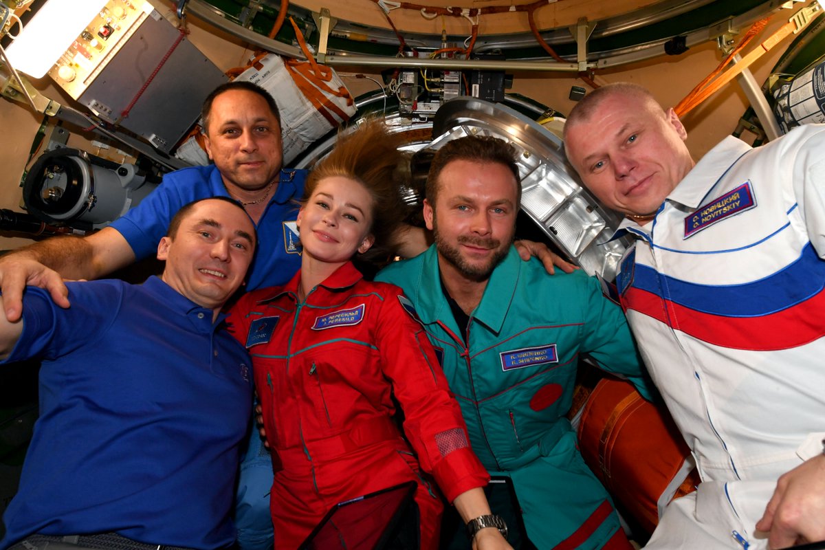 Yulia Peresild (en rouge), Klim Shipenko (en cyan) et Oleg Novitsky (en blanc) ont quitté leurs camarades pour revenir sur Terre. © NASA/ESA/T. Pesquet