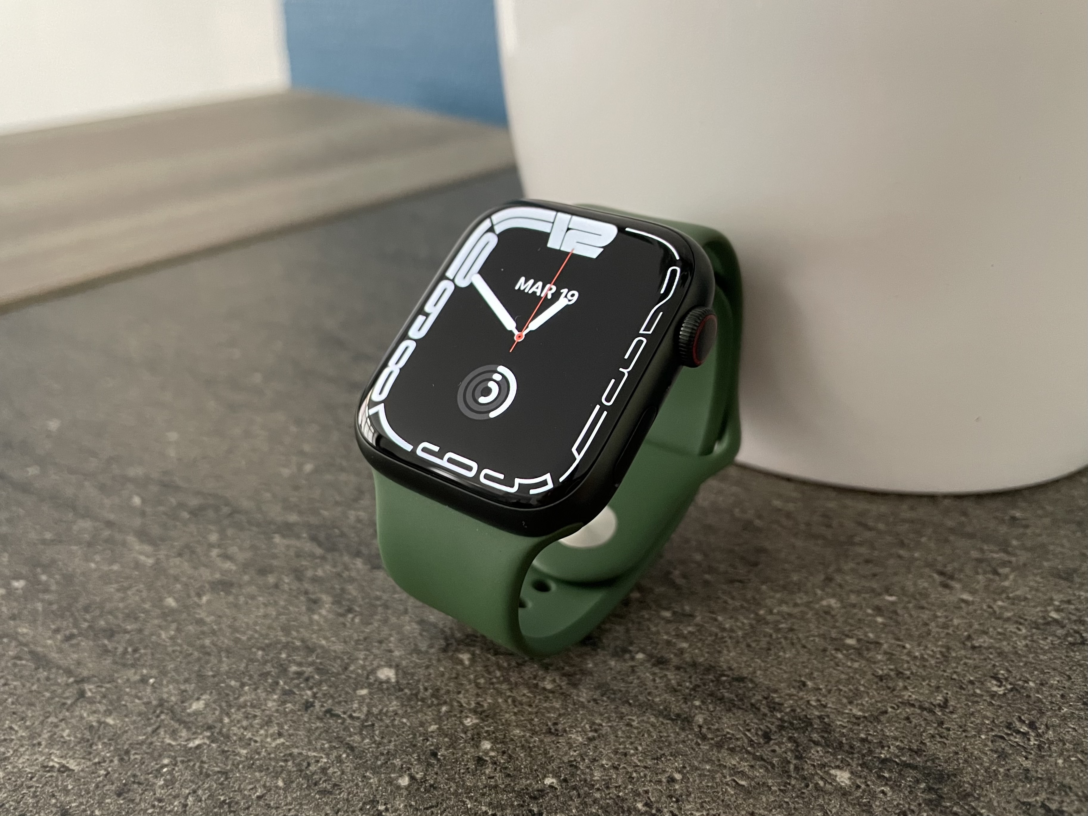 Apple Watch : la mise à jour watchOS 8.3 rendrait inopérants certains chargeurs tiers