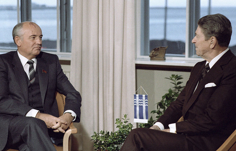 Prix Nobel de la Paix en 1990, Gorbatchev (à gauche) entame de grandes réformes à son arrivée à la tête de l&#039;URSS 