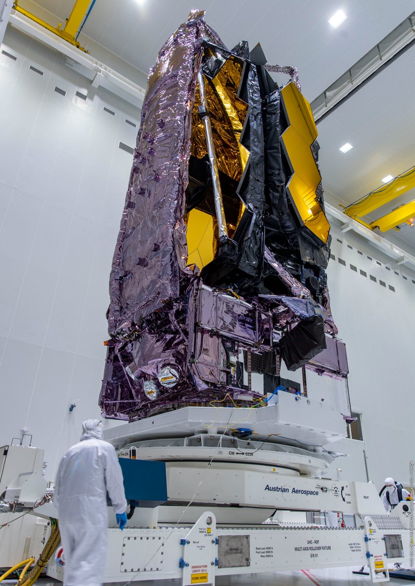 Inspection du JWST après son déballage du caisson de transport et sa mise à la verticale. Crédits ESA/CNES/Arianespace/CSG/P.Piron