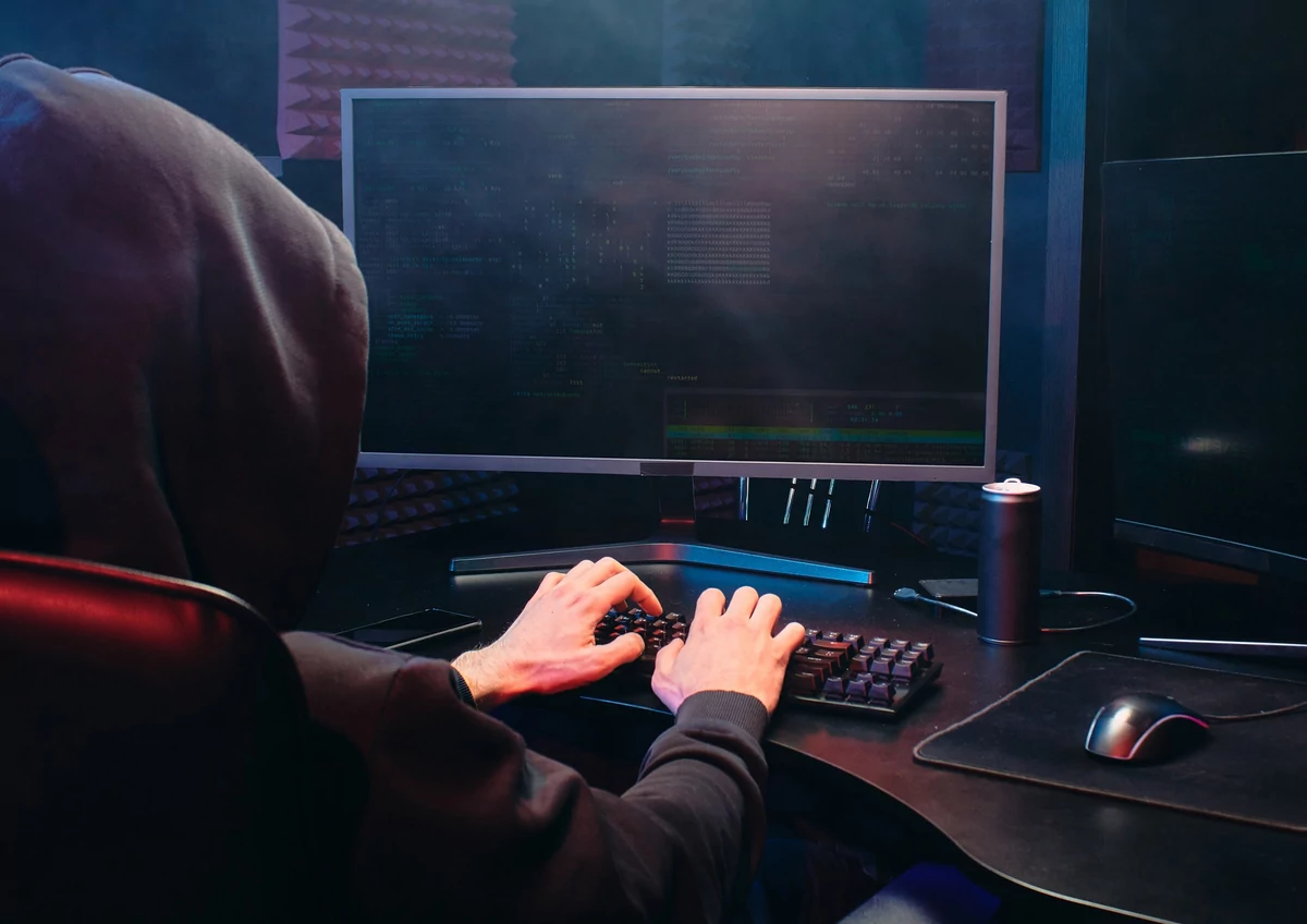 Hacker © Mikhail Nilov / Pexels