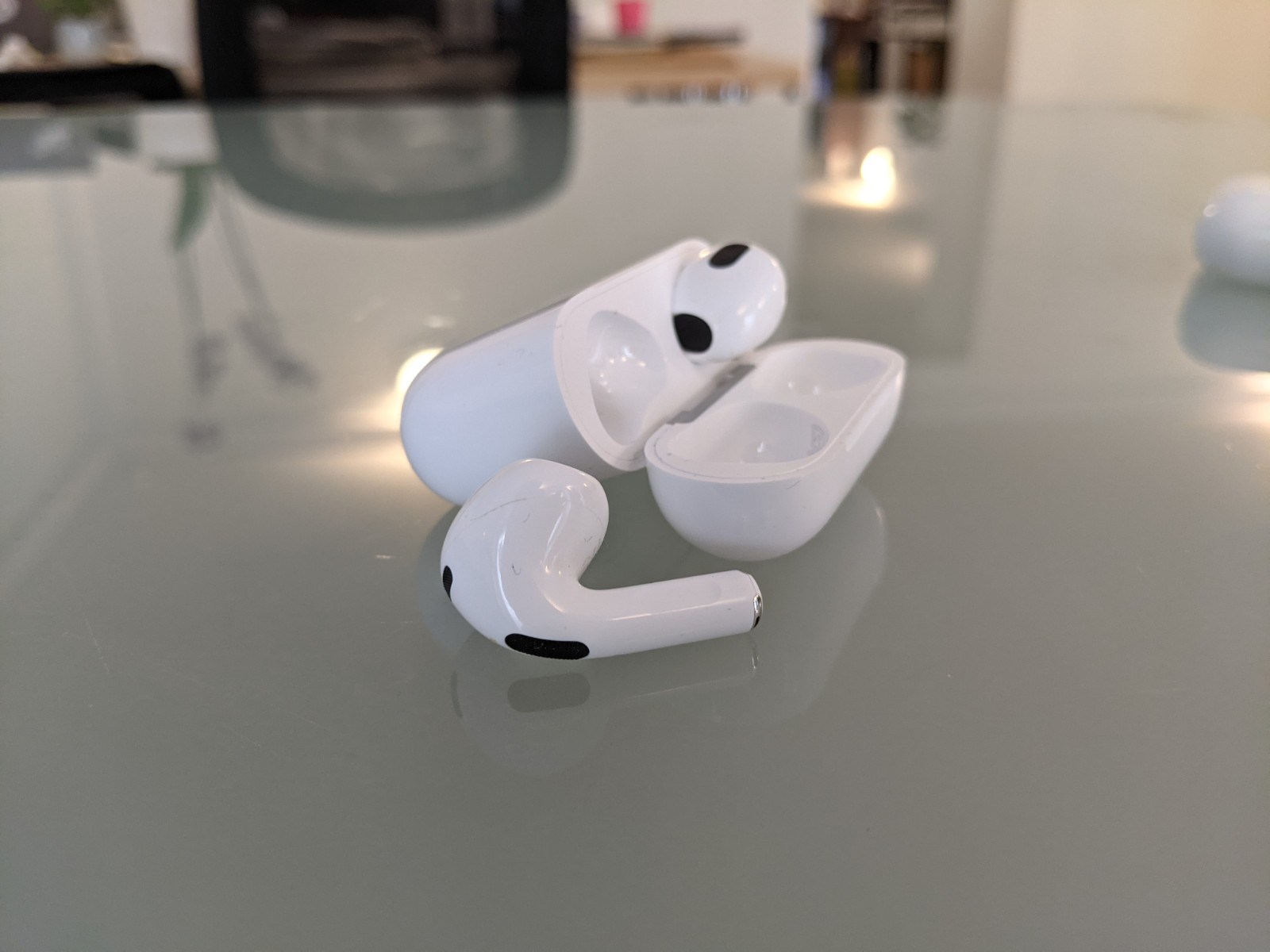 Des nouveaux AirPods seraient dans les tuyaux, dont un modèle 