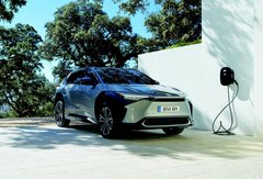 Toyota présente sa première électrique, la bZ4x, avec une belle autonomie et un toit solaire