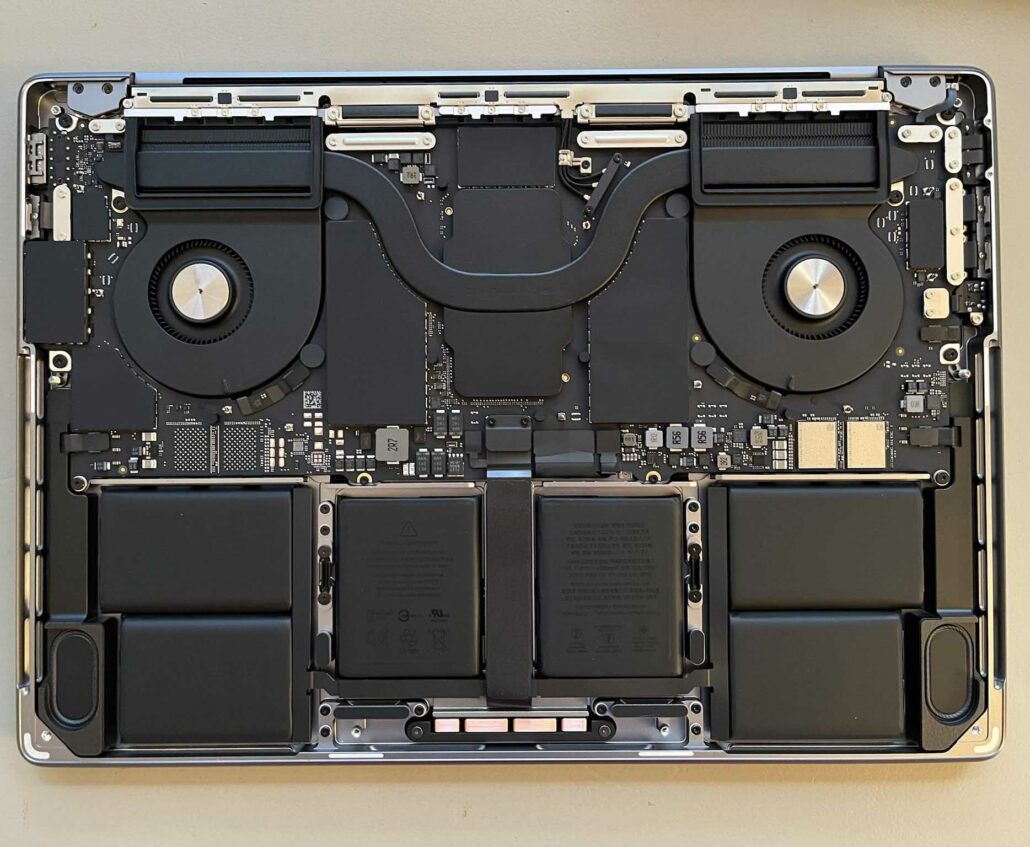 Intérieur MacBook Pro 2021 © the_Ex_Lurker (Reddit)