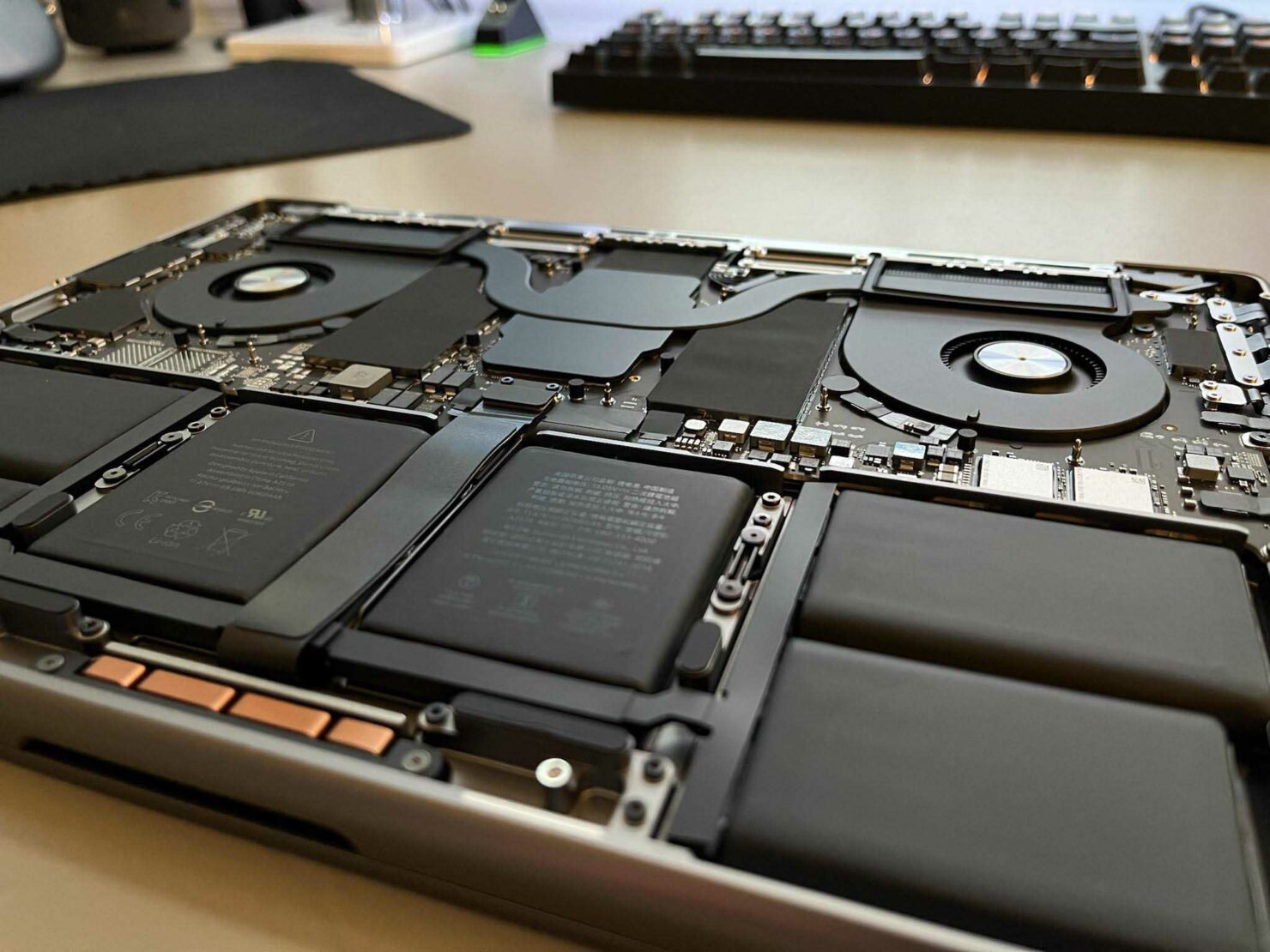 MacBook Pro 2021 : les batteries faciles à changer, le reste du démontage... est un calvaire