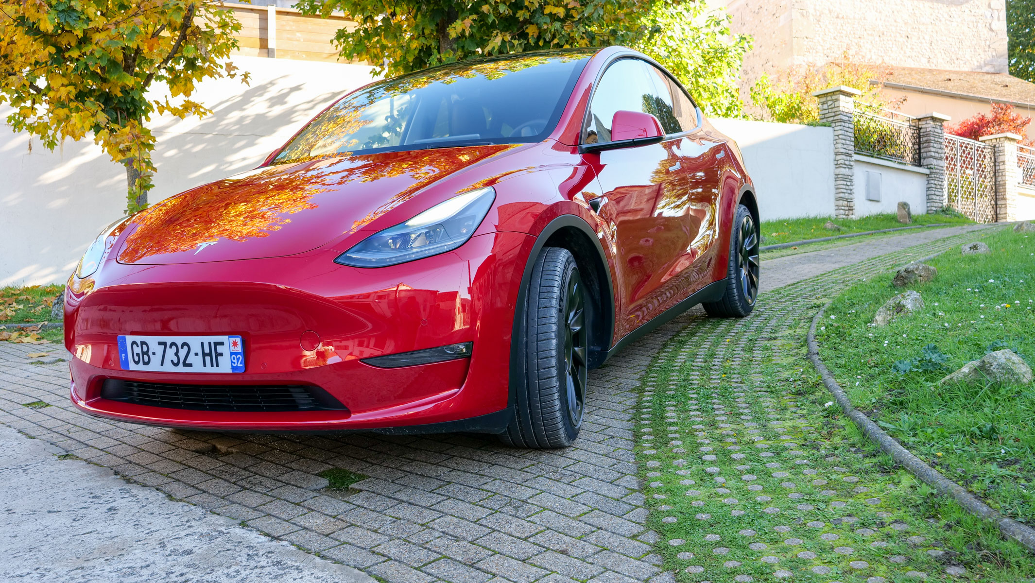 La Tesla Model Y arrive en France, et y devient la moins chère de