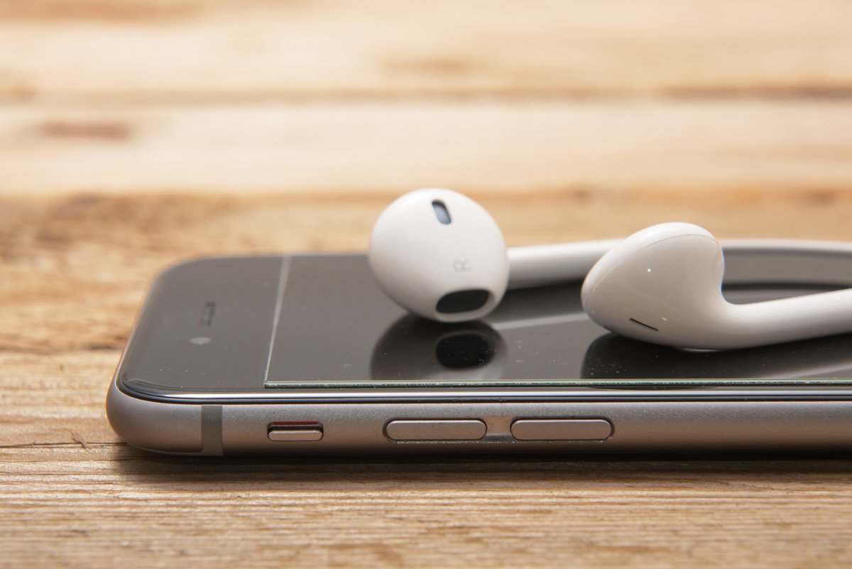 écouteurs smartphone © © shutterstock