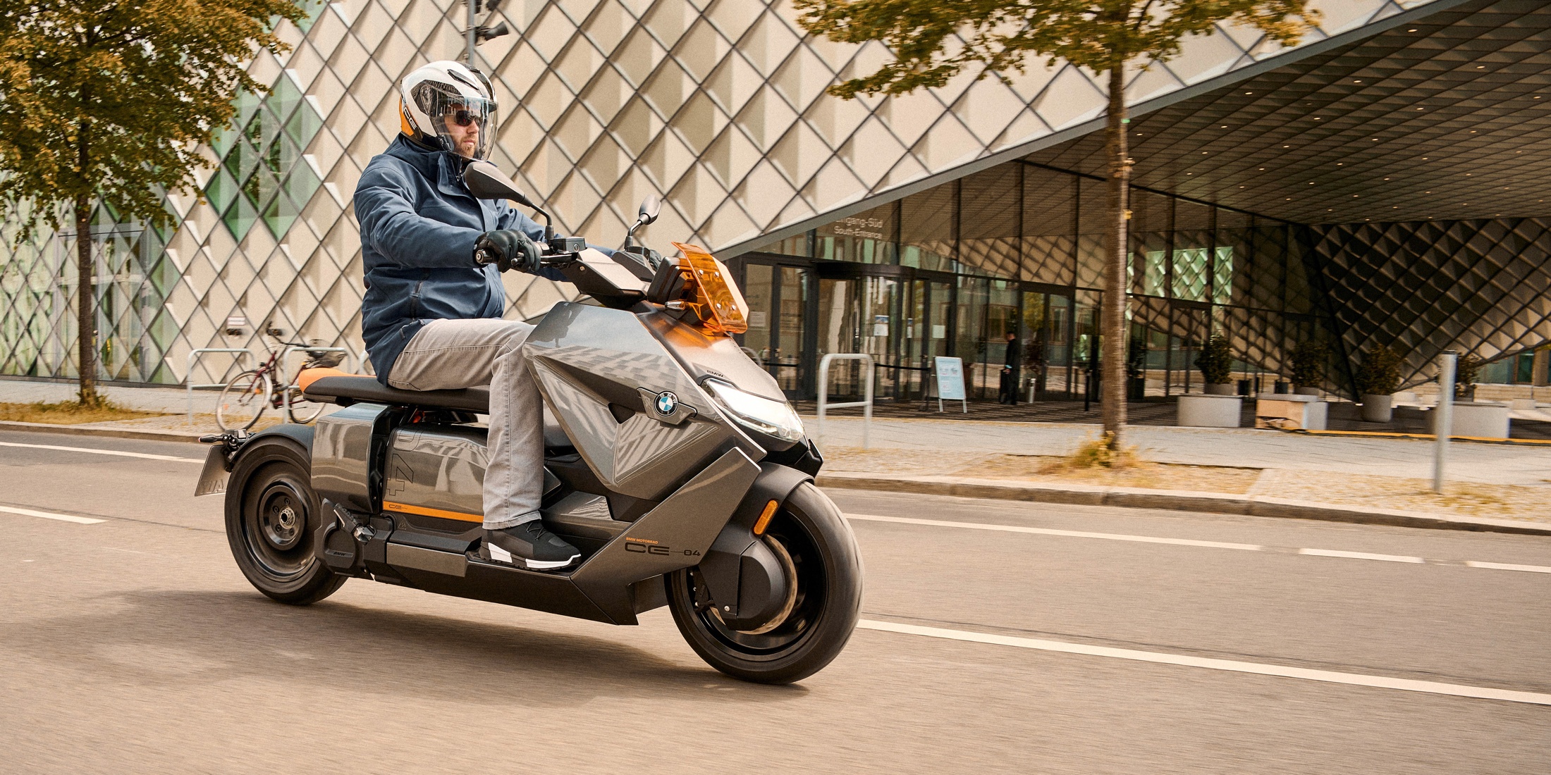 Un 0 à 50 km/h en 2,6 secondes : BMW démarre la production de son maxi-scooter électrique CE 04