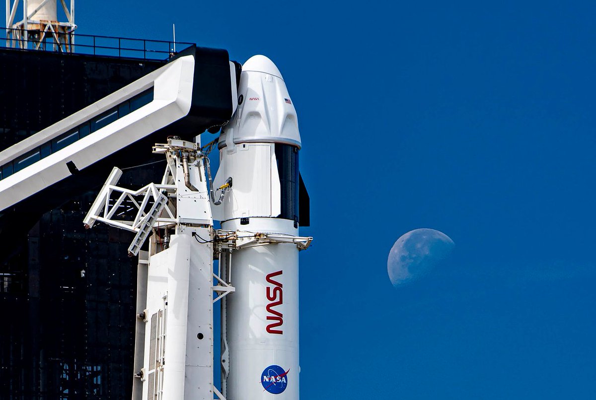 Crew 3 devant la Lune. C'est pas l'objectif ici, mais elle n'est jamais loin, vue de ce site de lancement... © SpaceX