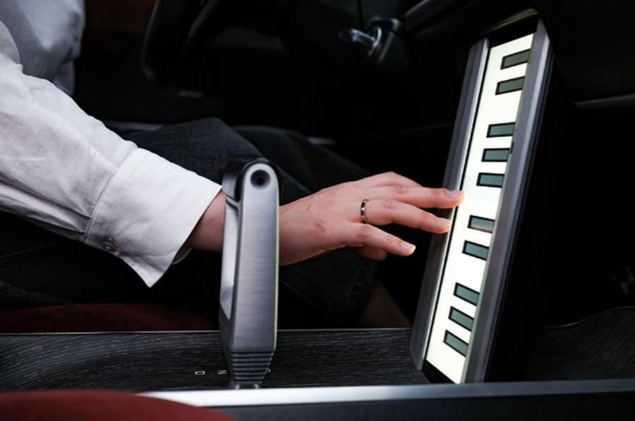L&#039;écran centrale se transforme en piano © Hyundai