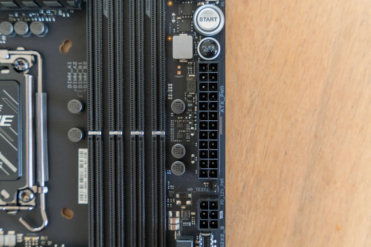 Asus ROG Maximus Z690 Hero © Nerces / Pierre Crochart