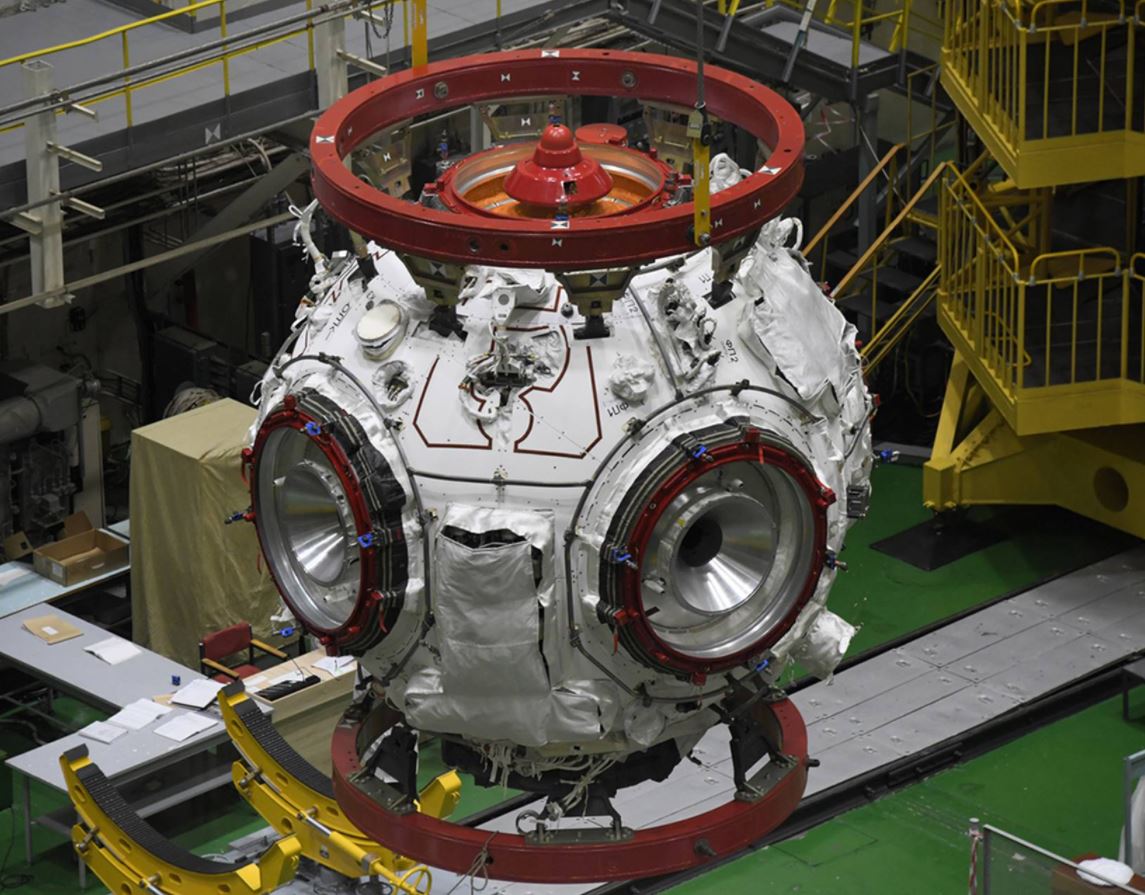 Le module Pritchal lors de sa préparation à Baïkonour. Une écoutille au-dessus, une en dessous, et quatre sur les côtés © Roscosmos/TsENKI