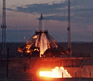 Photo qui serait bel et bien celle du décollage de Spoutnik-2, au lever du soleil Kazakhe. Crédits URSS