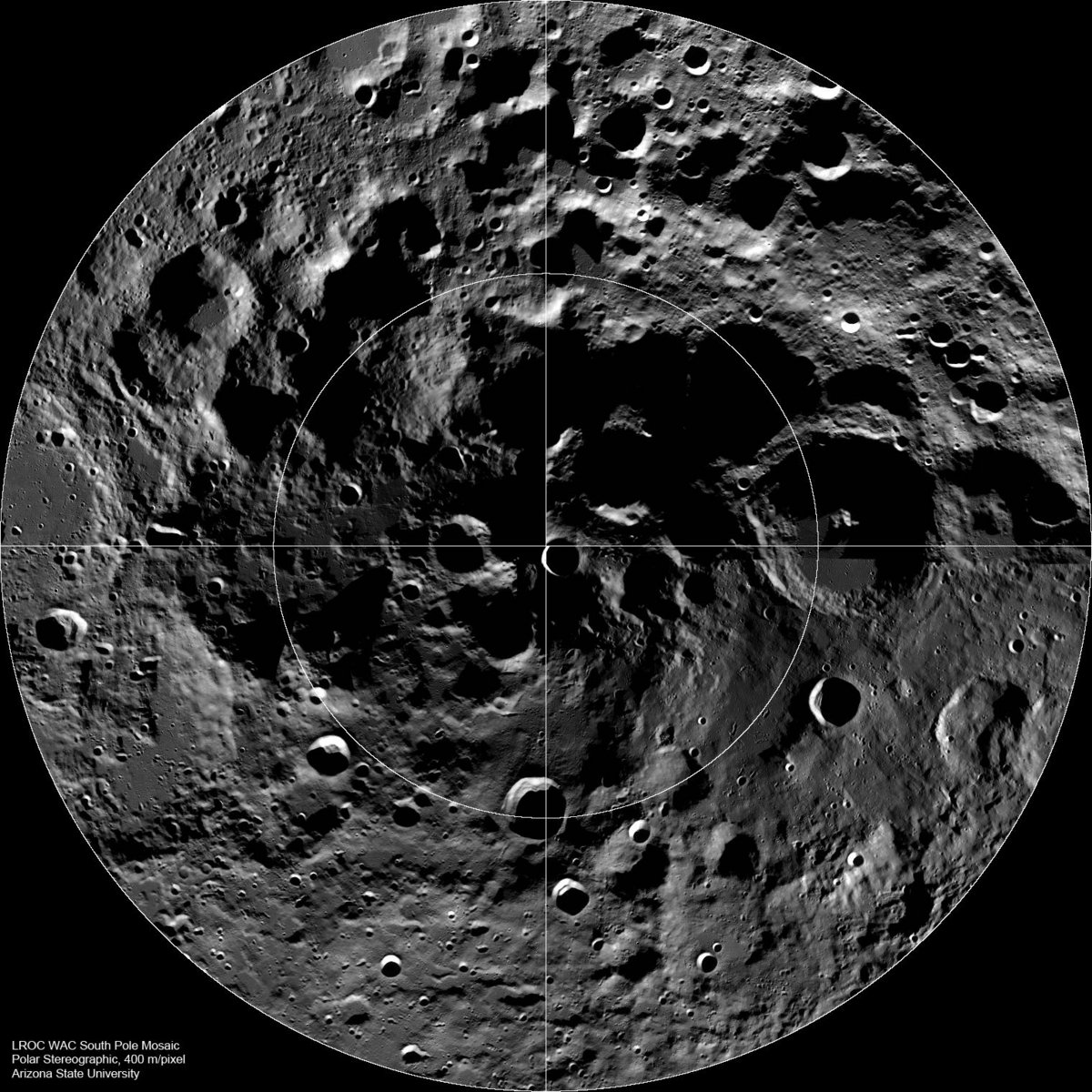 Le Pôle Sud de la Lune, reconstitué à l&#039;aide des images de la mission LRO. Crédits NASA/Arizona State University
