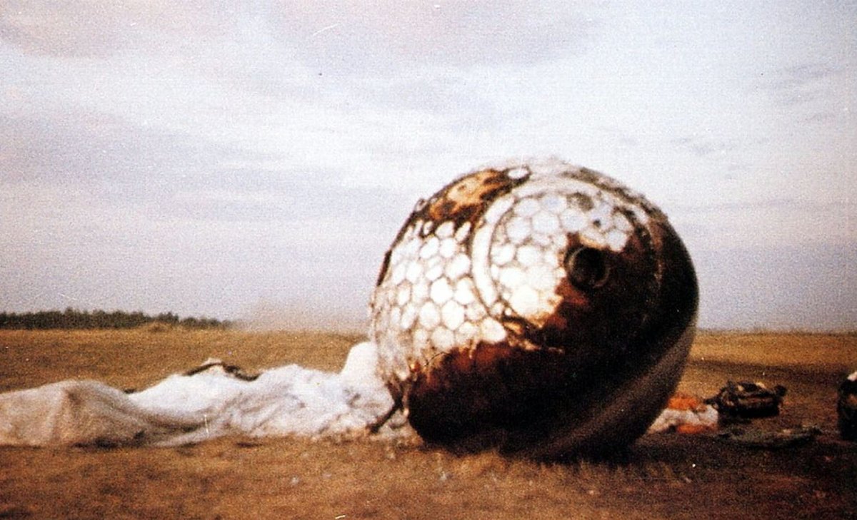La capsule Vostok (sphère) après s&#039;être posée au Kazakhstan. Crédits URSS/N.A.