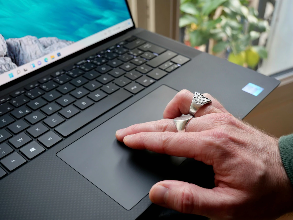 XPS 15 2021-8 © © LaptopMedia