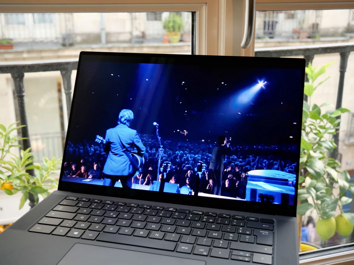 XPS 15 2021-16 © © LaptopMedia
