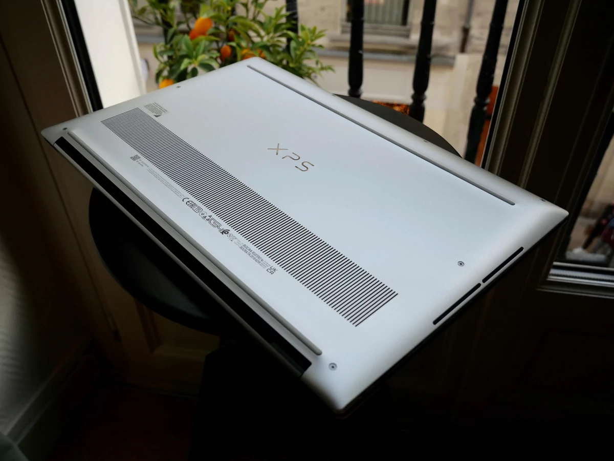 XPS 15 2021-19 © © LaptopMedia