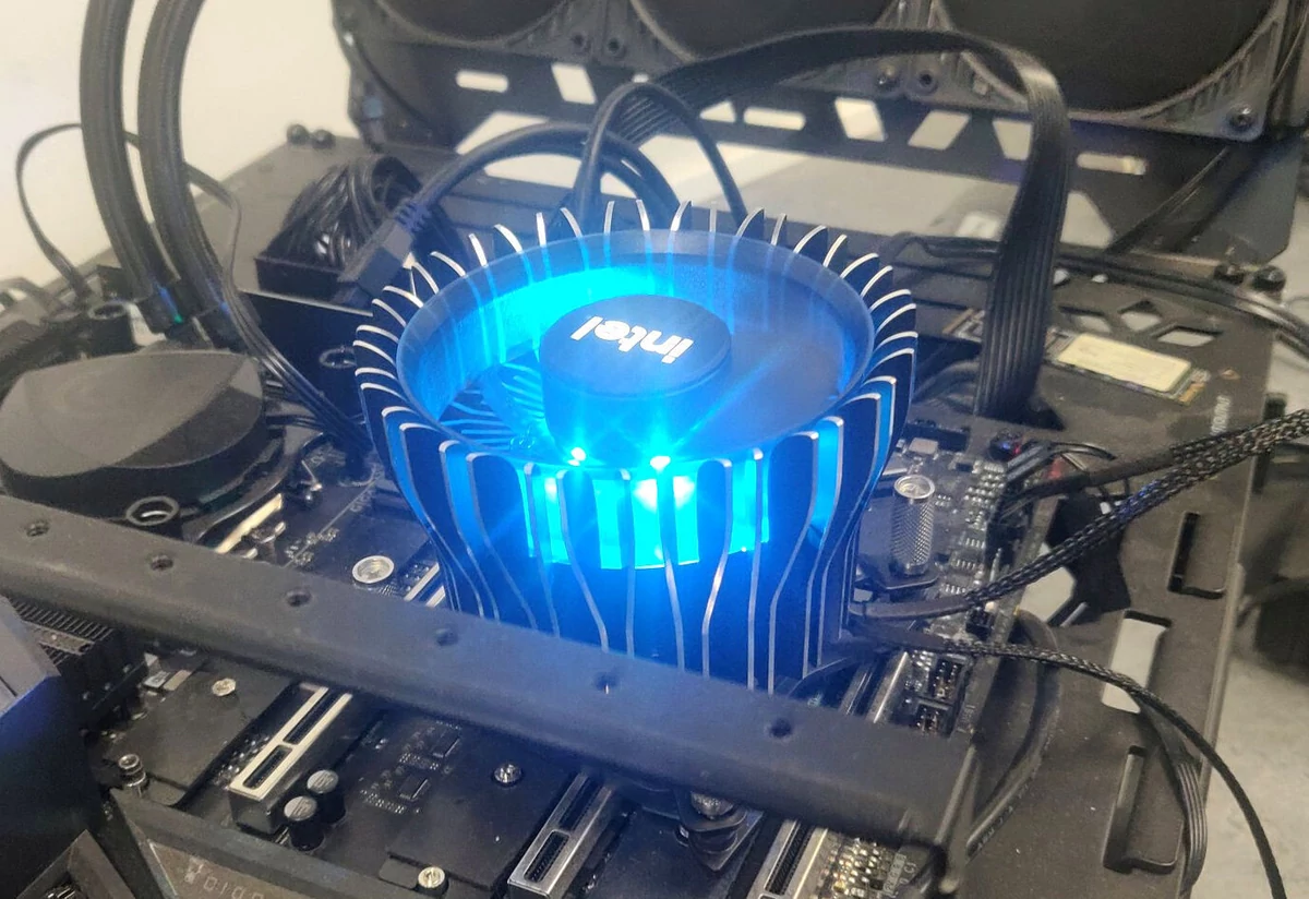 Intel Laminar RH1 © @momomo_us