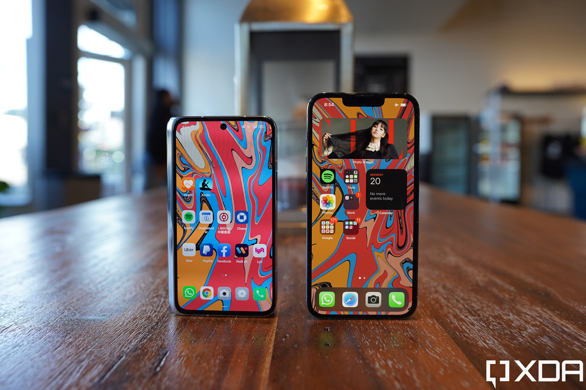 Le OPPO Find N et l&#039;iPhone 13 Pro © XDA Developers