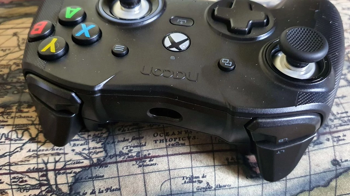Nacon Revolution X Pro Controller © Nerces