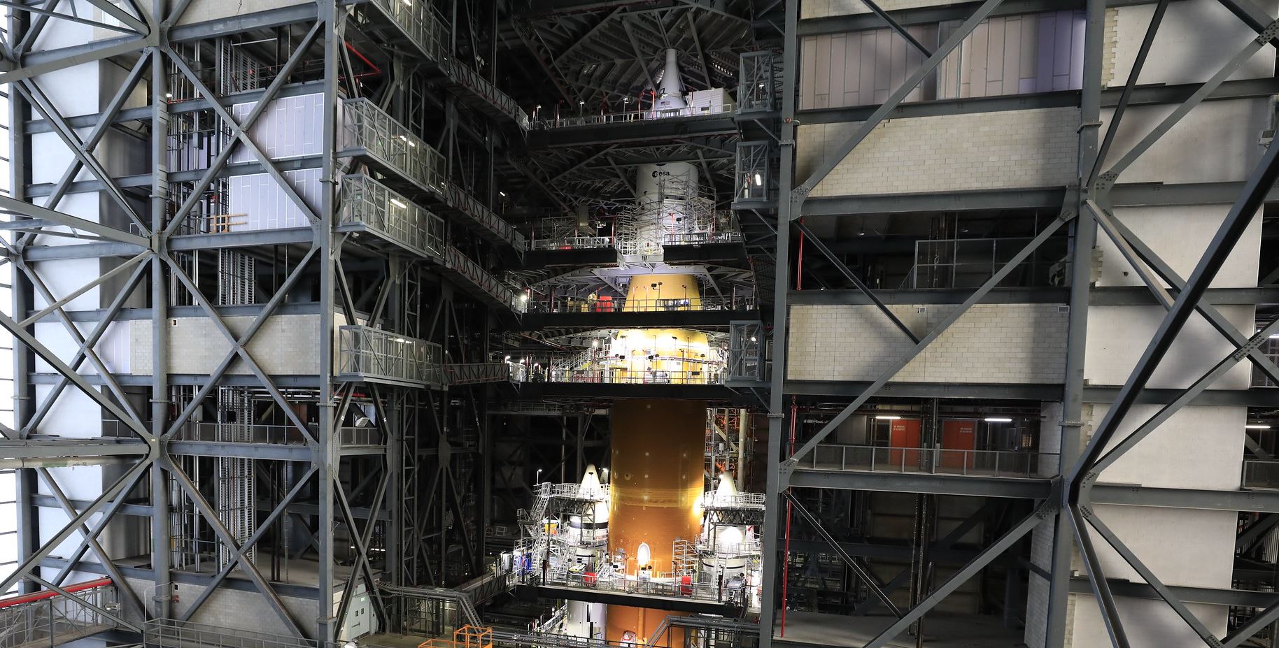 Le lanceur géant SLS ne rejoindra pas son site de lancement avant mars