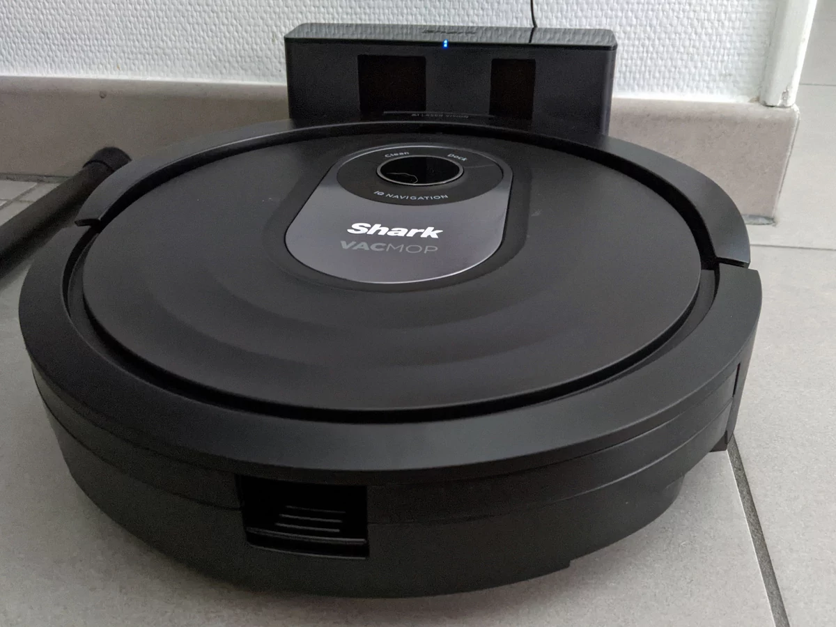 Test Shark AI VacMop © Mathieu Grumiaux pour Clubic