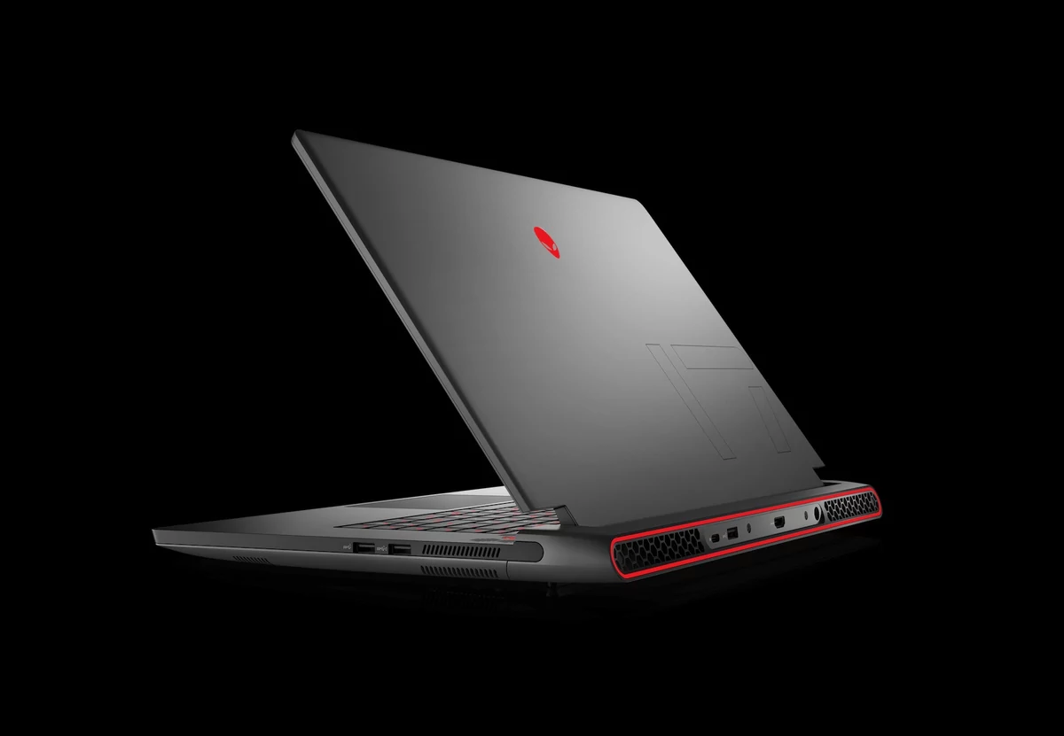 Alienware m17 R7 2022-5 © © Alienware