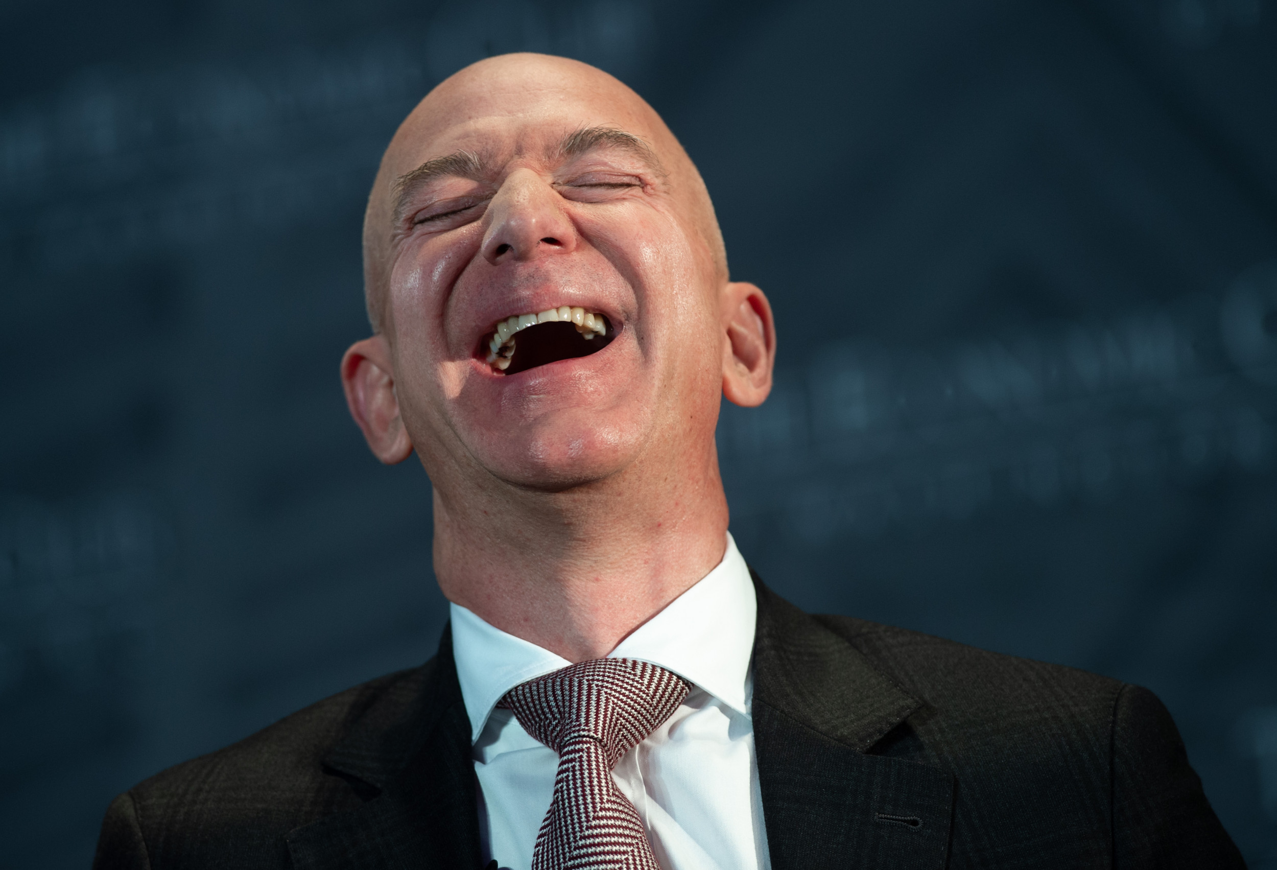 Jeff Bezos teste la nouvelle liberté d'expression sur Twitter en... trollant Musk !